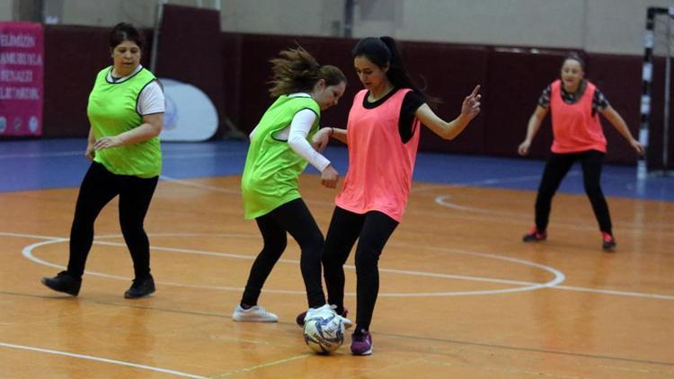 ’Topuklu Kramponlar Futbol Turnuvası’ için sahaya çıkan kadınlar göz doldurdu