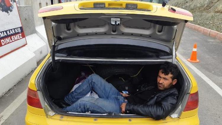 Taksinin bagajından Afgan kaçak çıktı