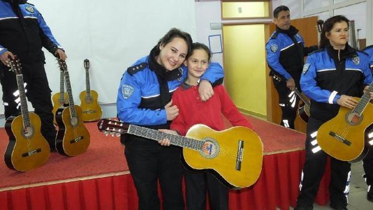 Polisler öğrencilere gitar hediye etti