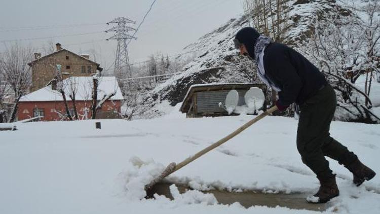 Hakkaride 247 yerleşim biriminin yolu kardan kapandı