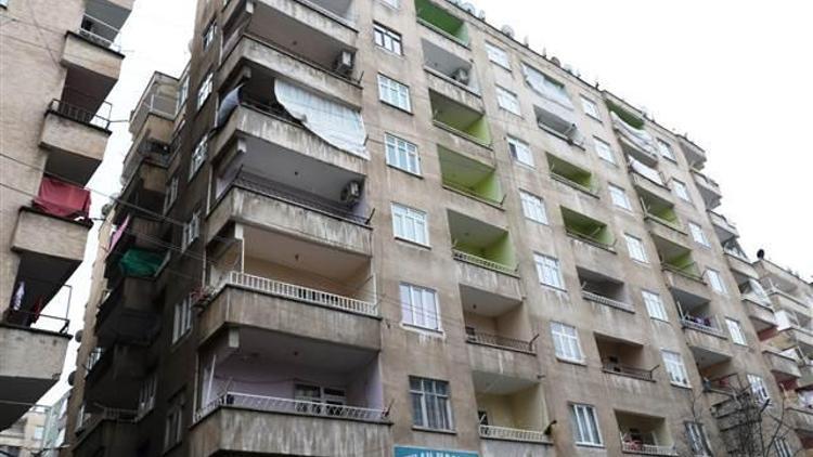 Diyarbakırda ağır hasarlı 7 katlı Dilan Apartmanı boşaltılıyor