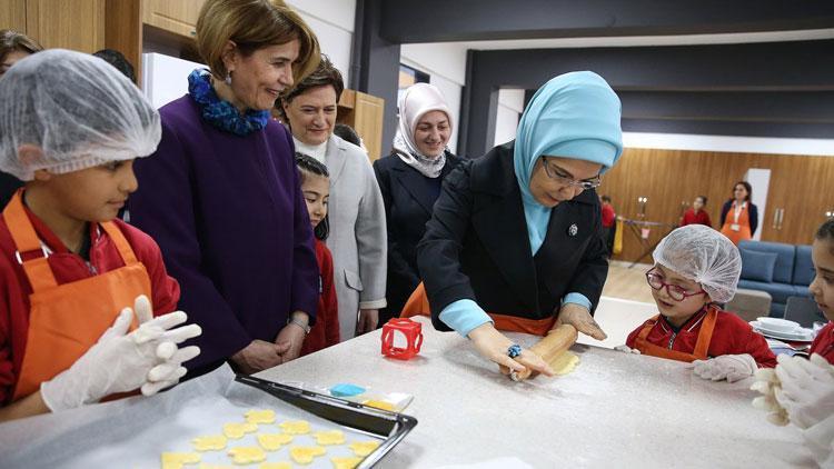 Emine Erdoğan, öğrencilerle kurabiye yaptı