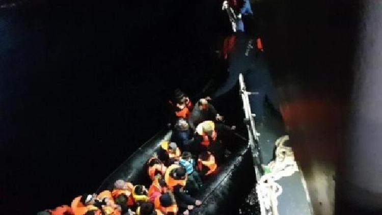Gökçeadada sürüklenen ve su alan lastik bot içinde 47 kaçak yakalandı