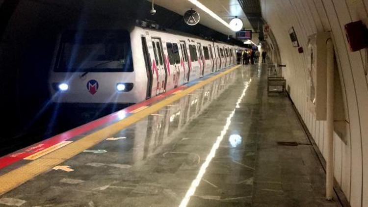 Metro istasyonunda raylara düşen kişi nedeniyle seferlerde aksama yaşandı