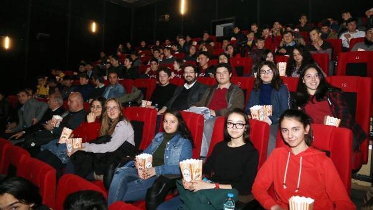 Aksaray Belediye Başkanı, öğrencilerle birlikte sinema izledi