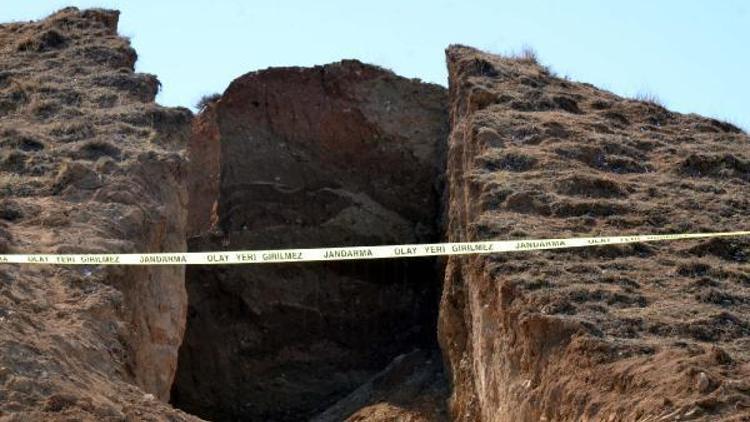 Tepeyi ikiye bölen kaçak kazıda anıt mezar ortaya çıktı