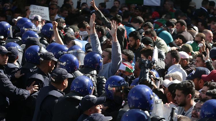 Buteflika karşıtı gösteride 56sı polis 63 kişi yaralandı