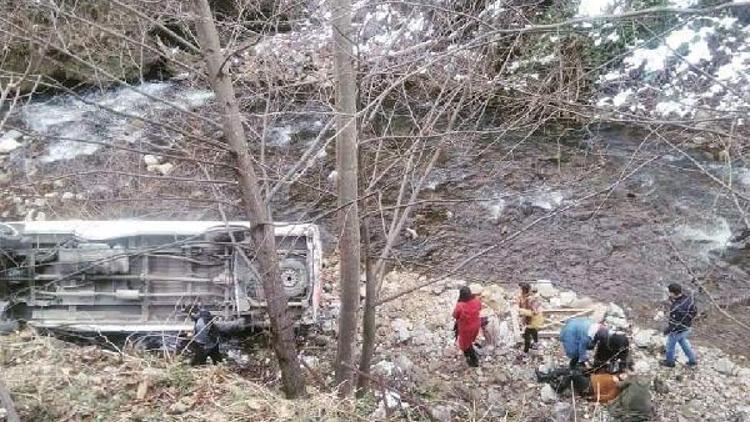 Üniversitelileri taşıyan minibüs uçuruma yuvarlandı: 12 yaralı