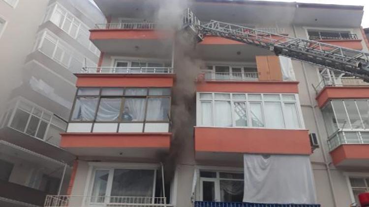 Apartmanın 1inci katında yangın çıktı: 10 kişi dumandan etkilendi