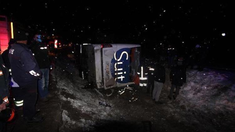 Bayburtta yolcu otobüsü devrildi: 2 ölü, 19 yaralı