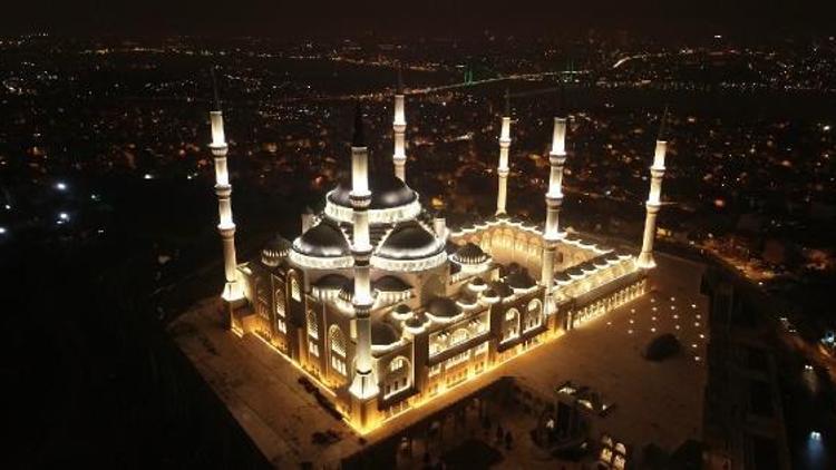 Işıklandırma testleri yapılan Çamlıca Camii böyle görüntülendi