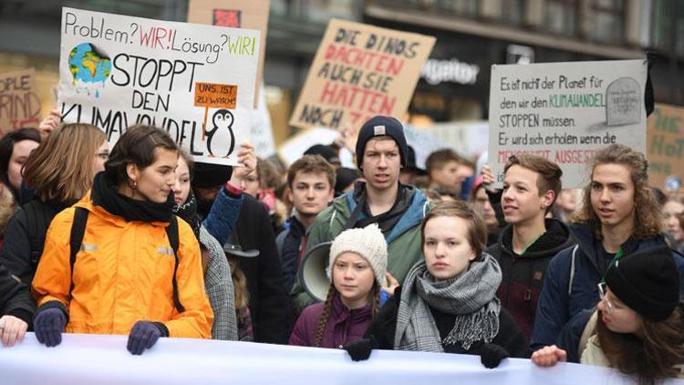 Okul yerine protestoya giden 3 bin öğrenciyi eğitim bakanı eleştirdi, Merkel övdü