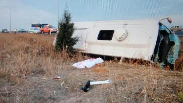 Ankarada sporcuları taşıyan minibüs devrildi: 1 ölü, 17 yaralı