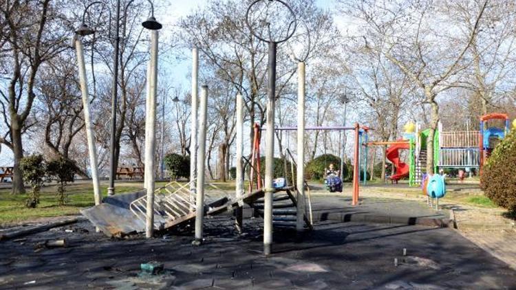 Çocuk parkındaki plastik oyun grubunu yaktılar