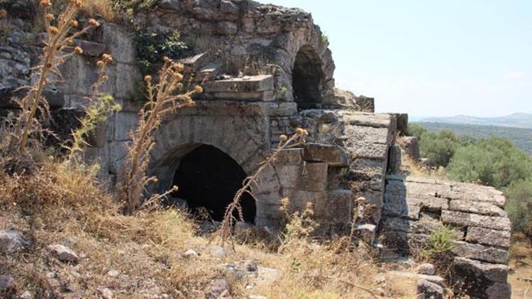 Antik kentte kaçak kazıya suçüstü