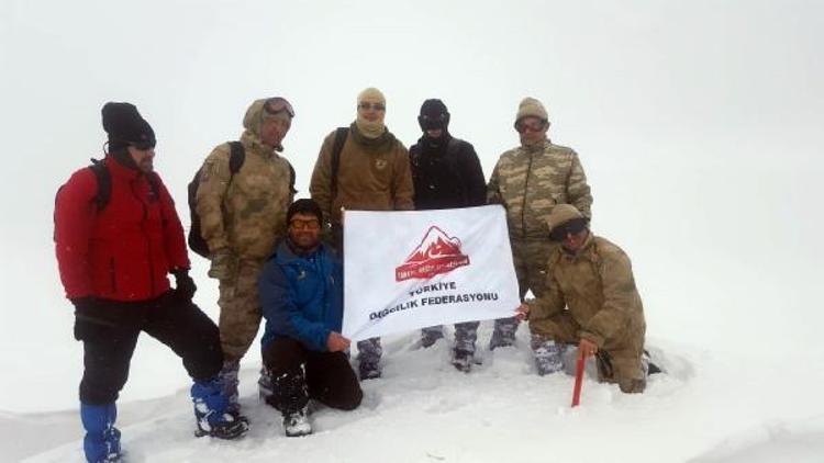 Bingöldeki 2 bin 878 rakımlı Sülbüs Dağına ilk kez kış ayında tırmandılar