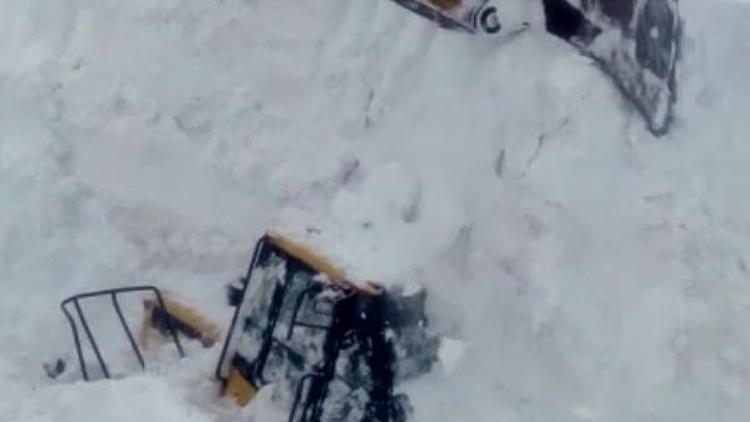 Kar yığınları arasında kalan kepçeyi, ekskavatör kurtardı