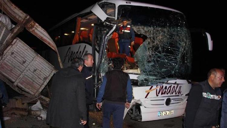 Yolcu otobüsü TIRa arkadan çarptı: 20 yaralı