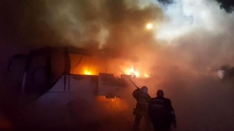 Nevşehirde park halindeki tur otobüsü yandı
