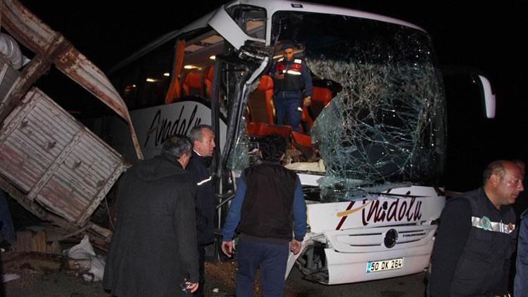 Yolcu otobüsü TIRa arkadan çarptı: 20 yaralı