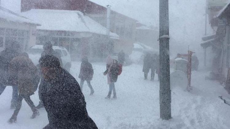 Karlıovada kar ve tipi etkili oldu, okullar tatil edildi