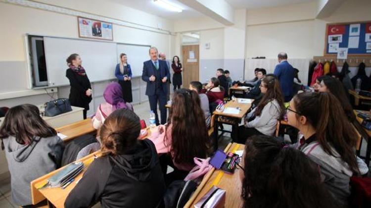 Müdür Tosun, Şehit Ahmet Uzun Ortaokulu’nu ziyaret etti