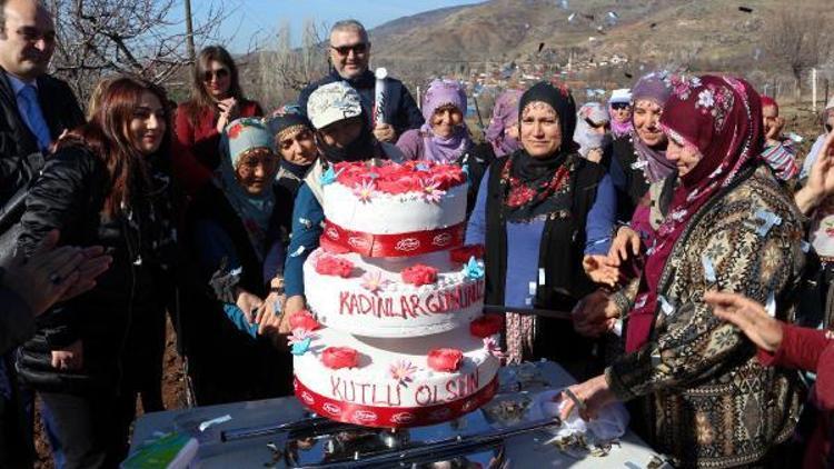 Tarlada çalışan kadınlara pastalı kutlama
