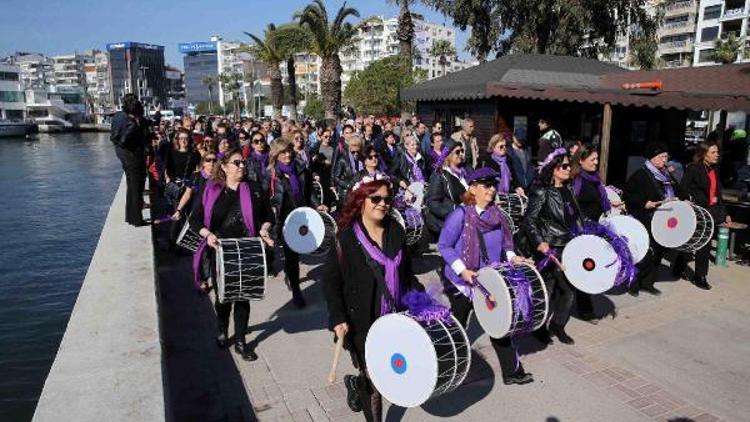 İzmirde kadınlardan mor yürüyüş