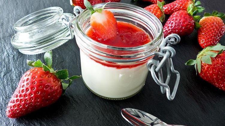 Çilekli panna cotta tarifi