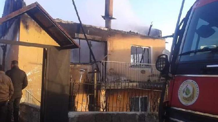 Karabük’te 2 katlı ev yandı