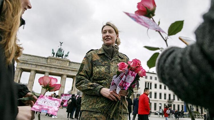 Kadın subaylar çiçek dağıttı