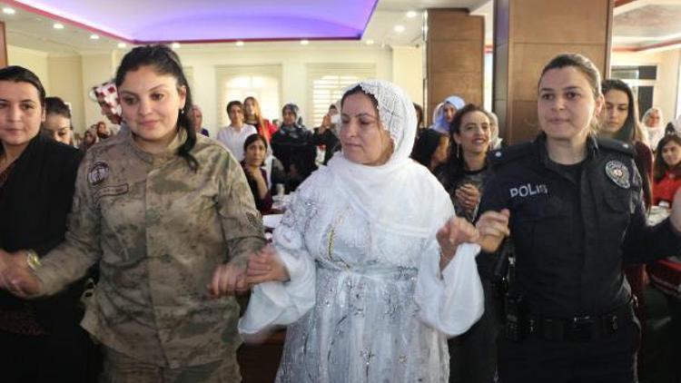 Kadın polis ve askerler, Silopili kadınlarla halay çekti
