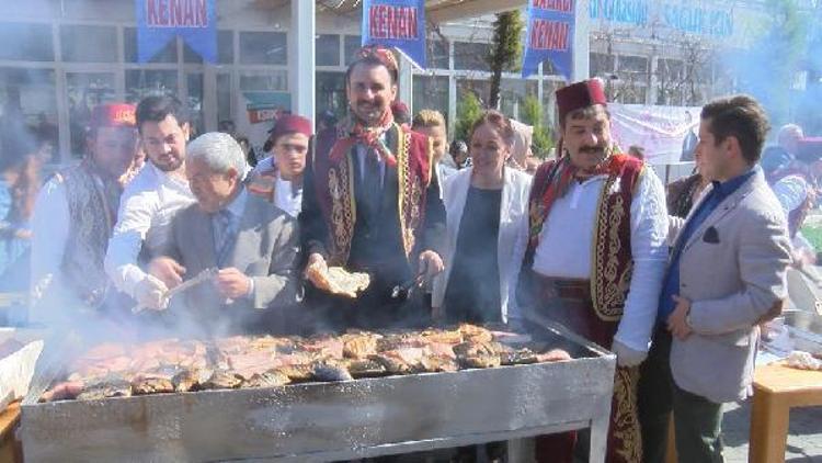AK Parti Beylikdüzü Belediye Başkan Adayı Işık, kadınlara balık pişirip, dağıttı