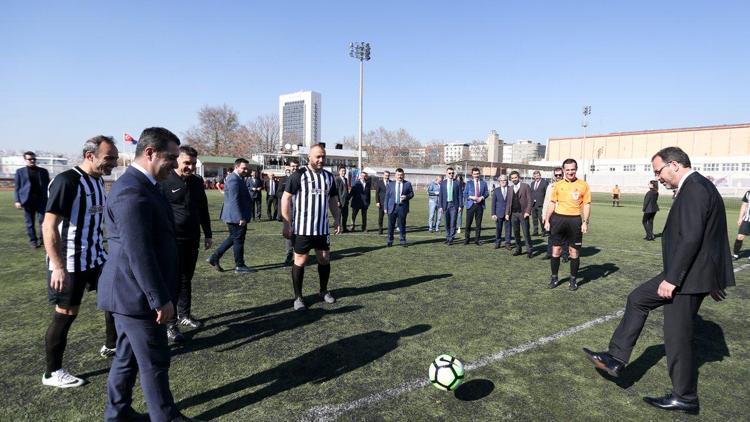 Bakan Kasapoğlu, Kamu Futbol Turnuvasının açılışını yaptı