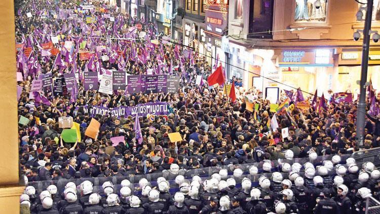 Feminist Yürüyüşü’ne polis müdahalesi