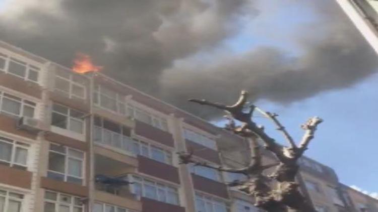 Güngörende iki binanın çatısı alev alev yanıyor