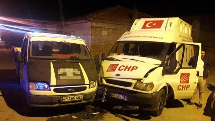 Salihlide CHP seçim minibüsü ile kamyonet çarpıştı: 7 yaralı
