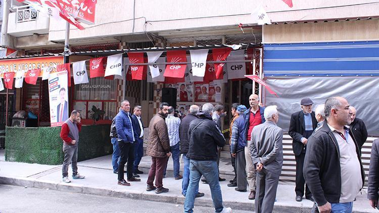 İzmirde CHPnin seçim bürosuna silahlı saldırı: 2 yaralı