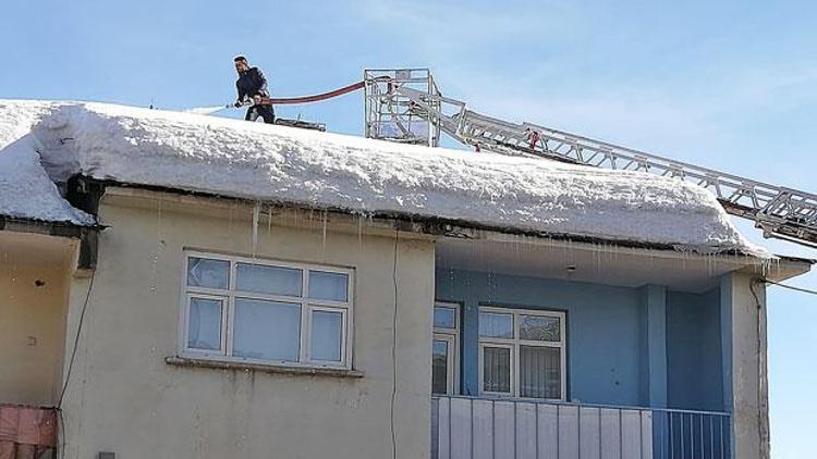 Su sıkarak çatıdaki karı temizliyorlar