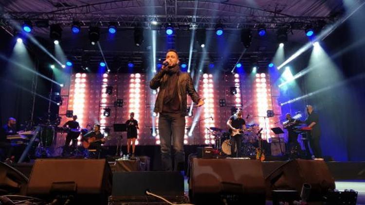 Murat Boz Kadirlileri şarkılarıyla coşturdu