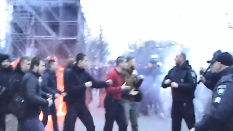 Ukraynada hareketli anlar... Eylemciler polisle çatıştı