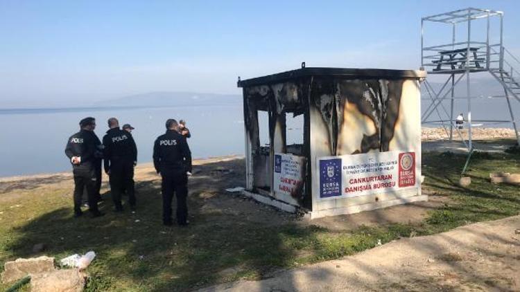 İznik Gölü kenarındaki cankurtaran kulübesi yakıldı