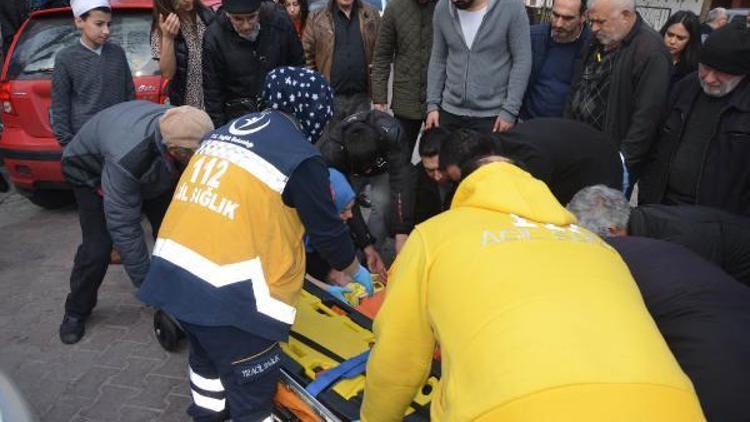 Avcılardaki kazada 1 kişi yaralandı... Vatandaşlar Acil sağlık ekibine böyle yardım etti