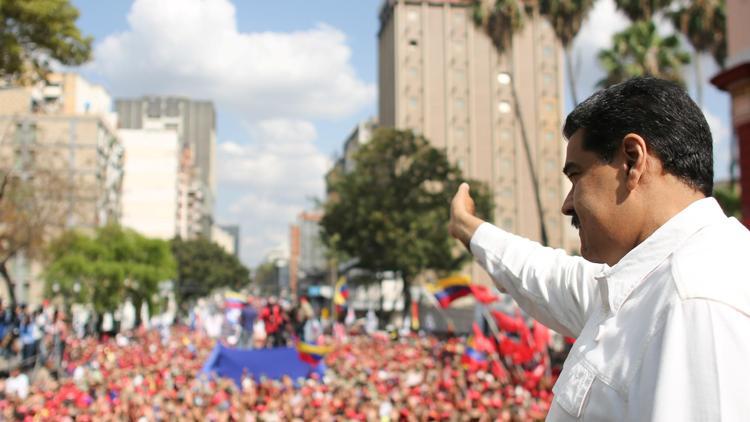 Venezuelaya giden yardım kamyonlarını Maduro yaktırmamış