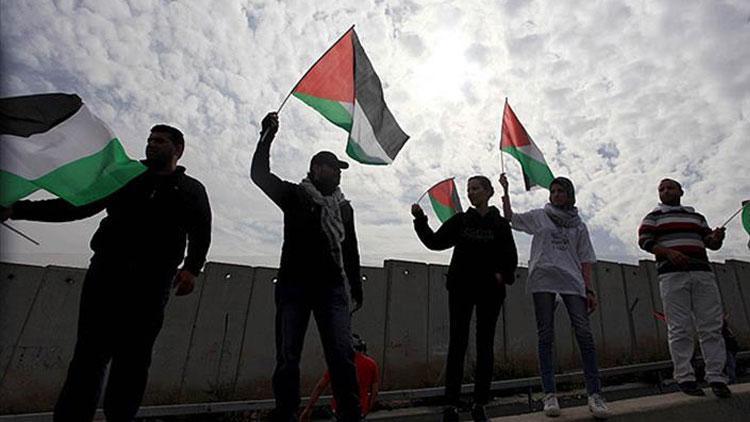 Filistin hükümeti memur maaşlarını kesintili ödemeye başladı