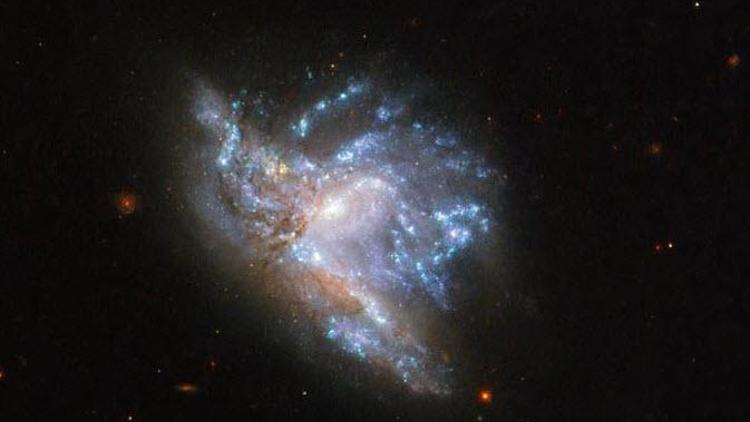 Hubble bu kez çarpışan iki galaksiyi görüntüledi