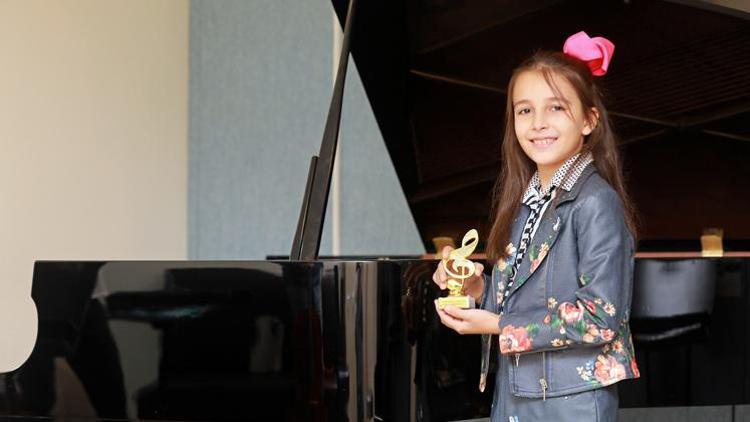 10 yaşındaki Çınara, New York’ta sahne alacak