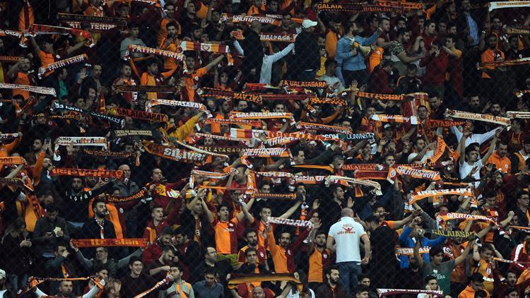 Galatasaray tribünleri Bülent Korkmaz’ı unutmadı
