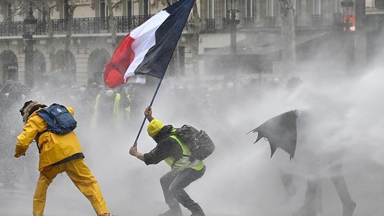 Fransada eylemcilere sert ceza öngören yasa tasarısı onaylandı