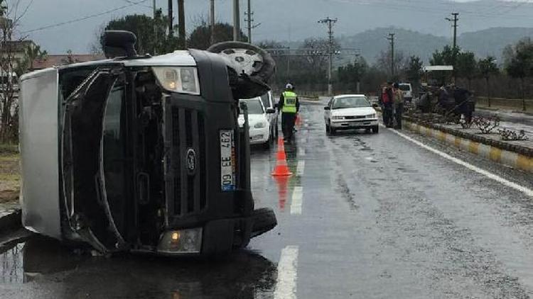 Devrilen minibüsün sürücüsü yaralandı